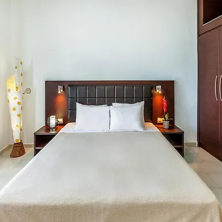 Отель Dolphin Beach 3*