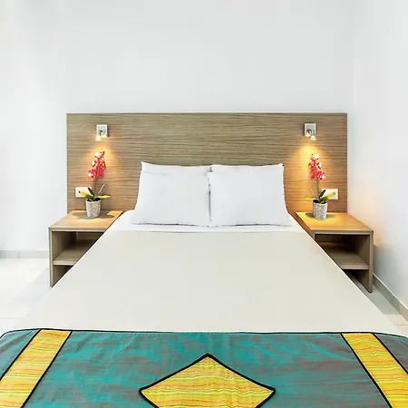 Отель Dolphin Beach